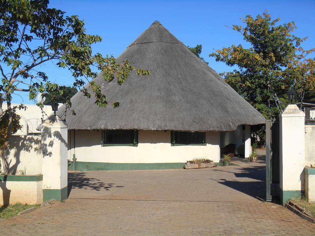 Victoria Falls Budget Hotel Экстерьер фото